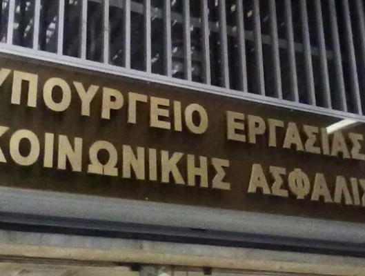 Η διαμόρφωση του κατώτατου μισθού από ελεύθερη συλλογική διεργασία μετατρέπεται οριστικά σε κρατικοδίαιτη διαδικασία